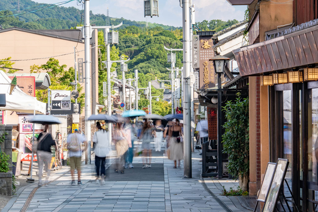 石畳の平等院表参道へ