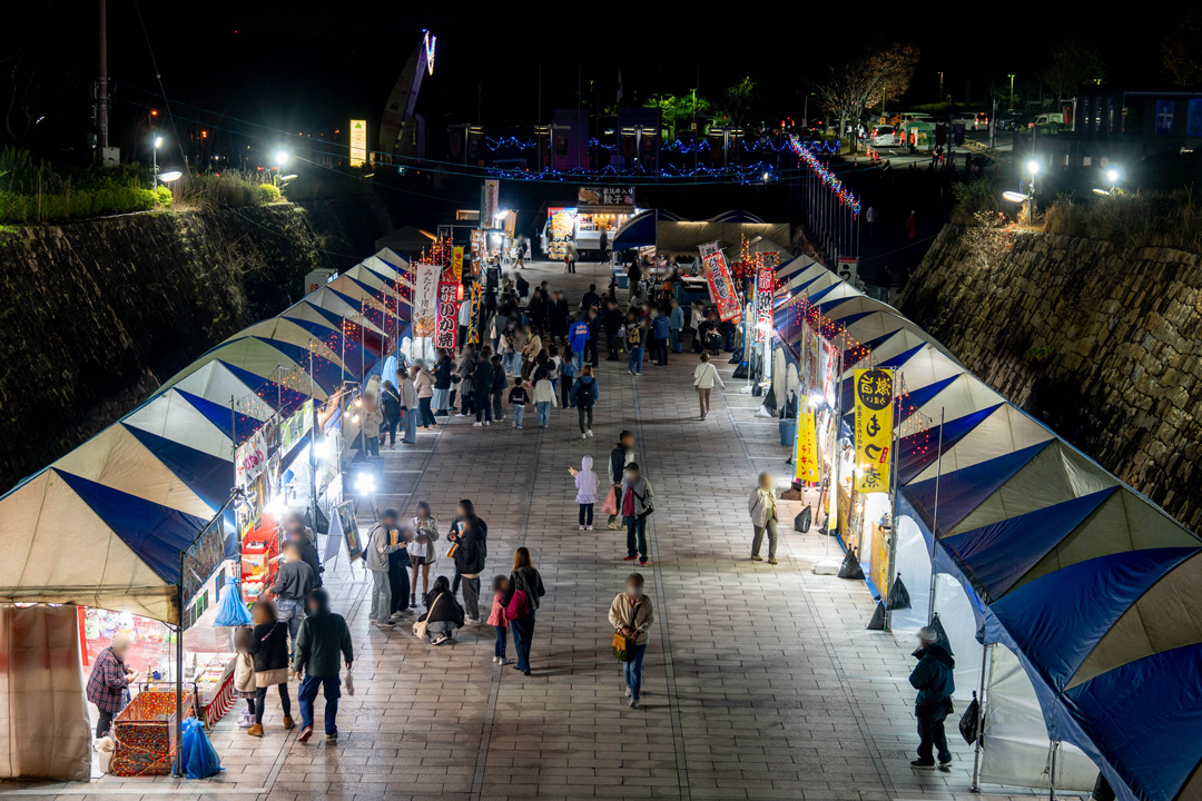 光のマーケットにはグルメがいっぱい