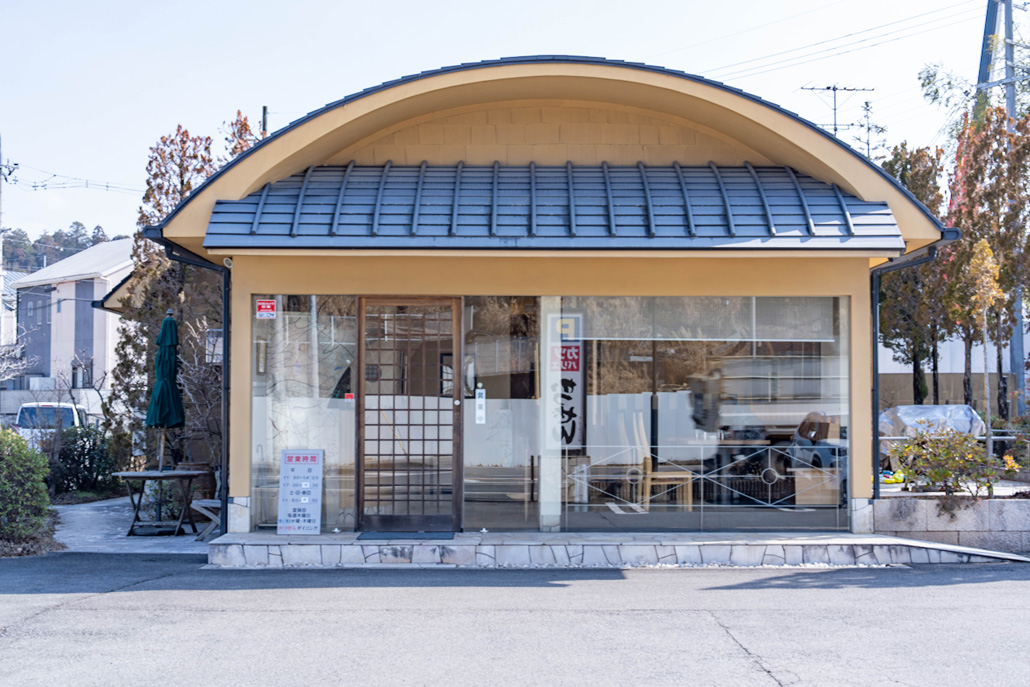 地元民も通うお店でランチ