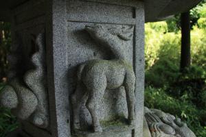 振り向く鹿の彫刻（灯篭）　六所神社